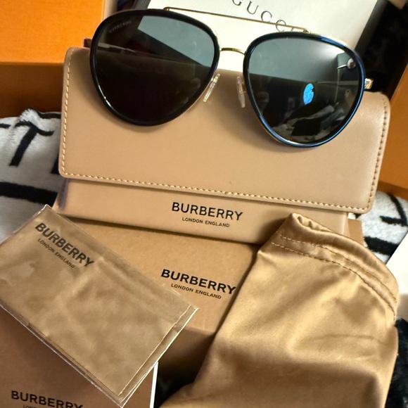 AUTHENTIC BURBERRY AVIATOR SUNGLASSES UNUSED - Picture 1 of 13